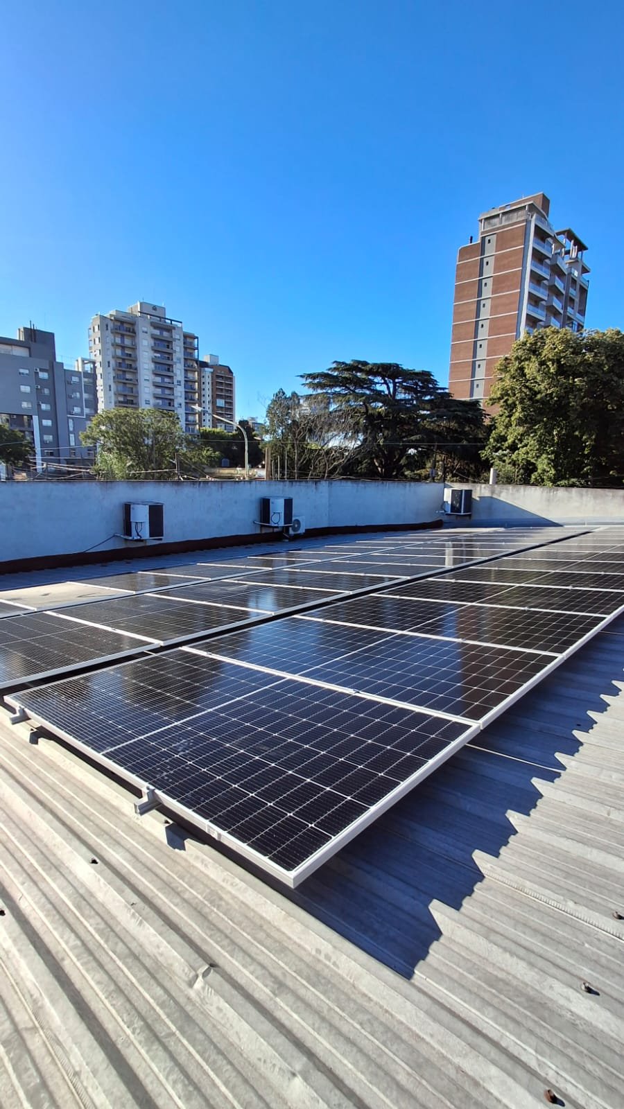 Vista aérea del techo con la instalación fotovoltaica