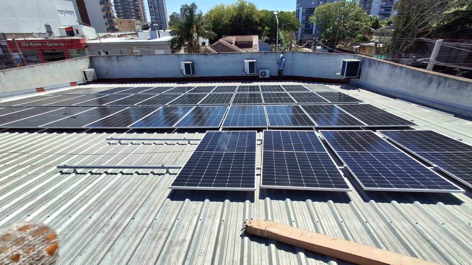 Estructura coplanar Chiko Solar sobre la cubierta comercial