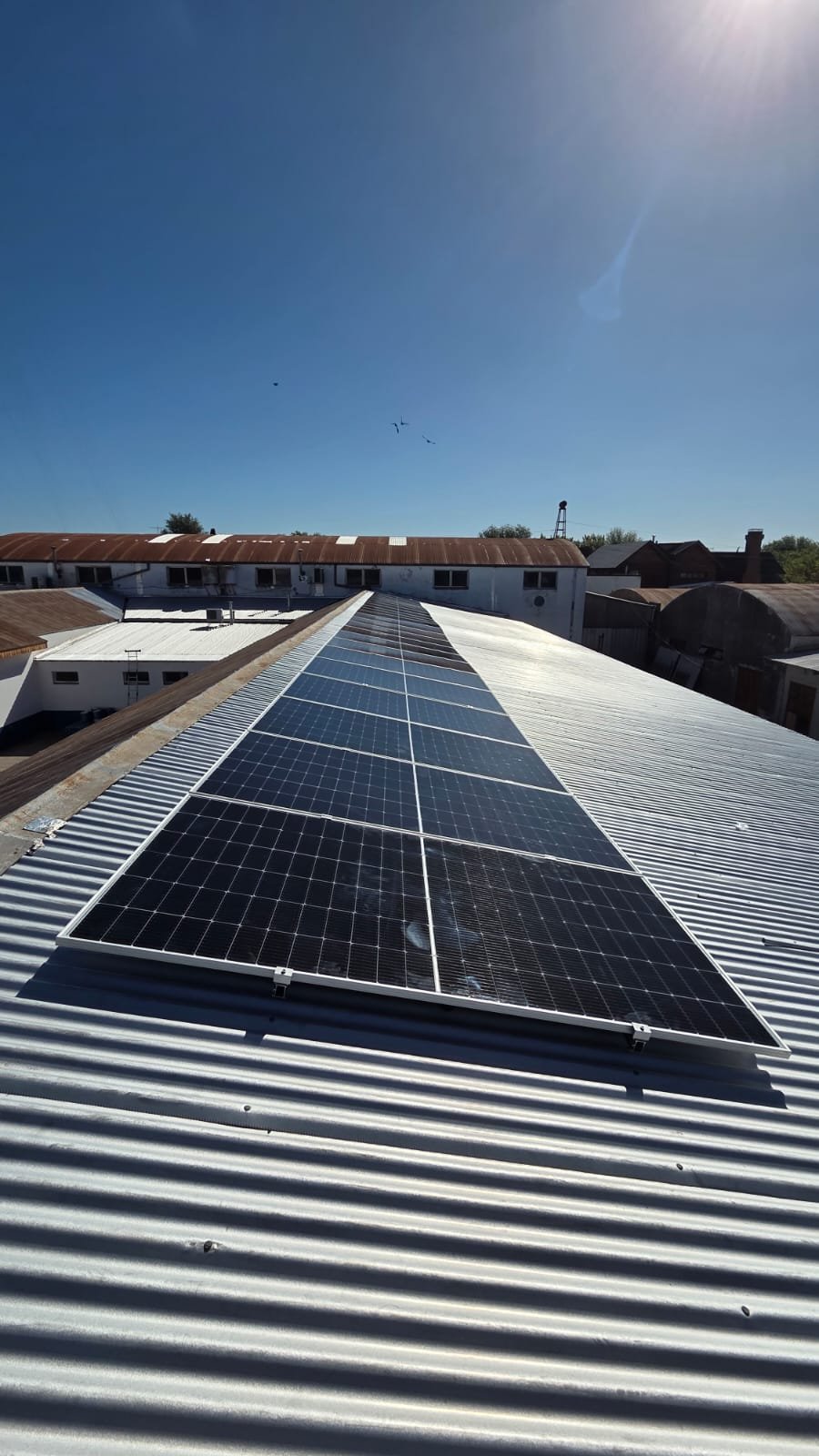 Vista aérea de la institución educativa con la instalación fotovoltaica