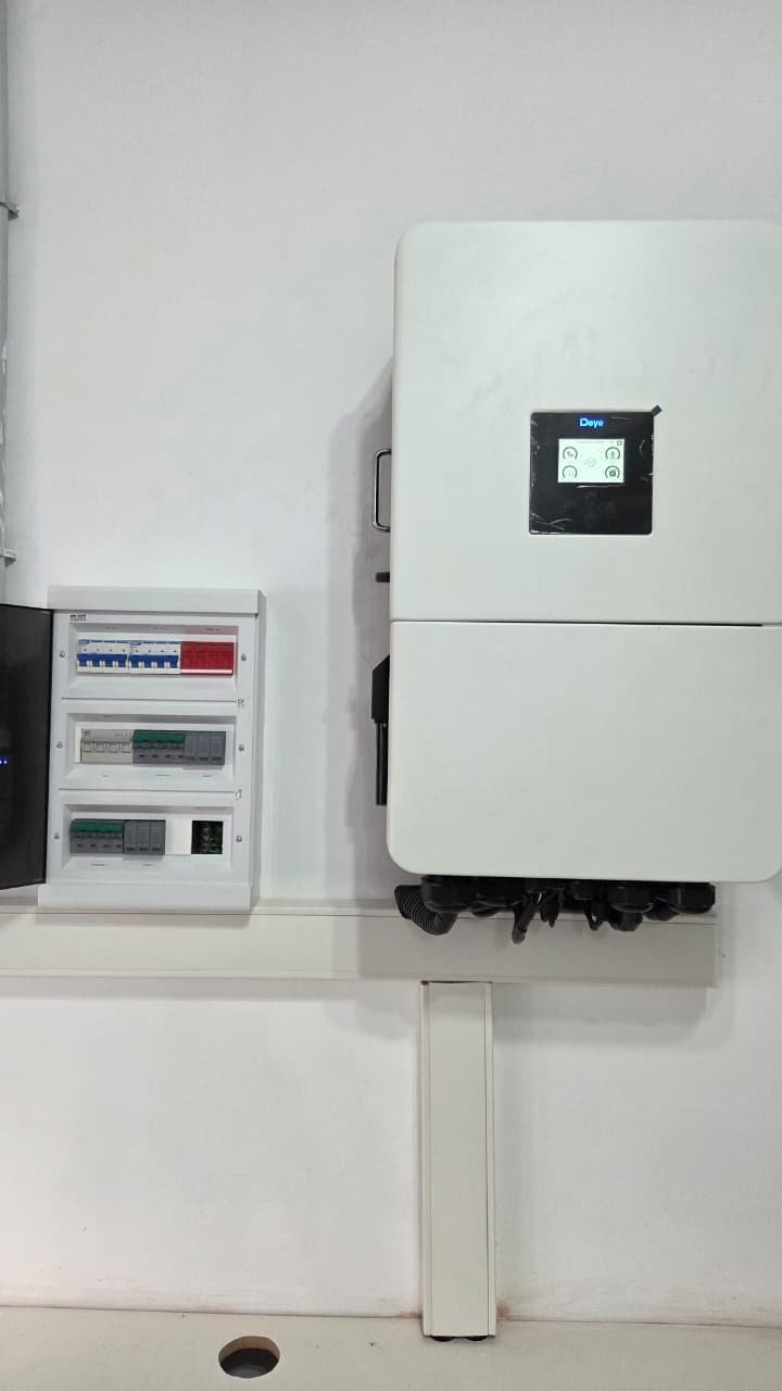 Inversor híbrido trifásico Deye de 20 kW