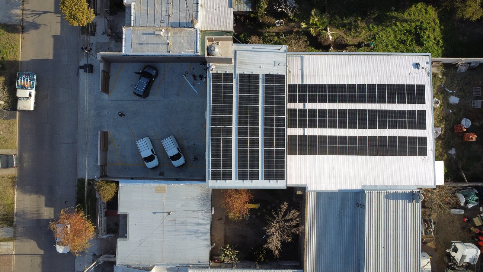 Vista aérea del techo comercial con instalación fotovoltaica