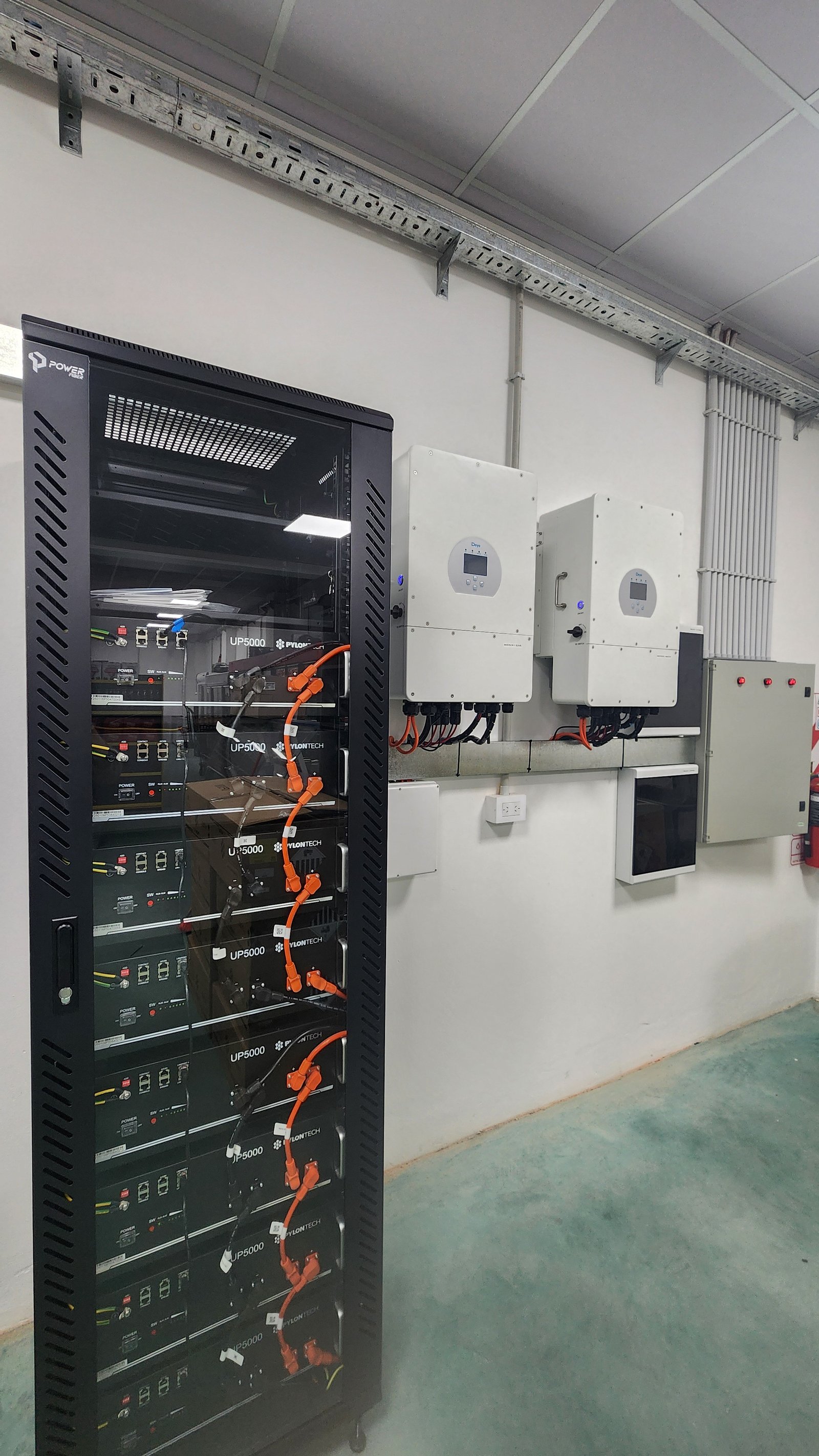 Banco de ocho baterías Pylontech UF5000