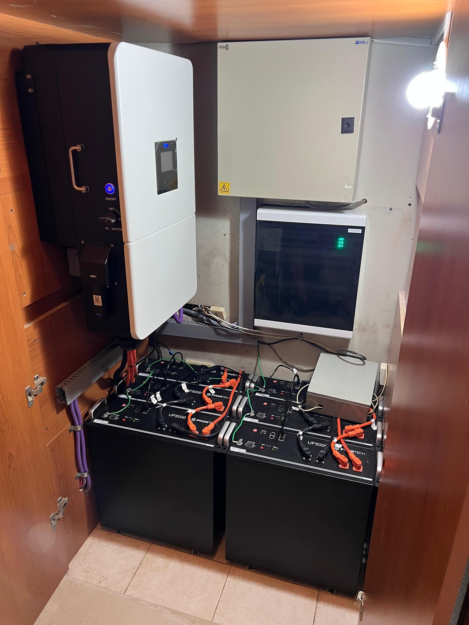 Banco de baterías Pylontech UF5000 (30 kWh)