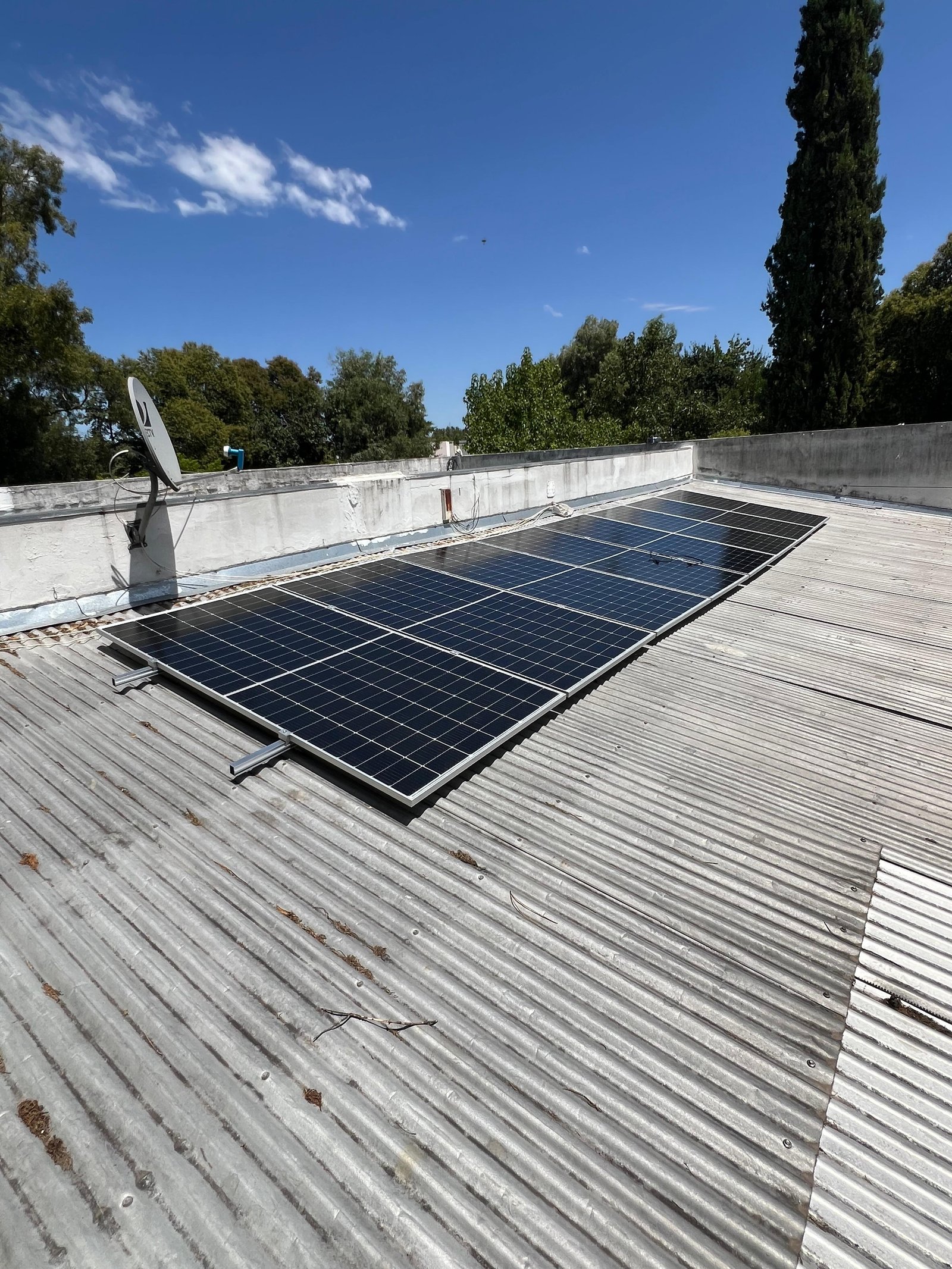 Vista aérea de la residencia con módulos coplanares