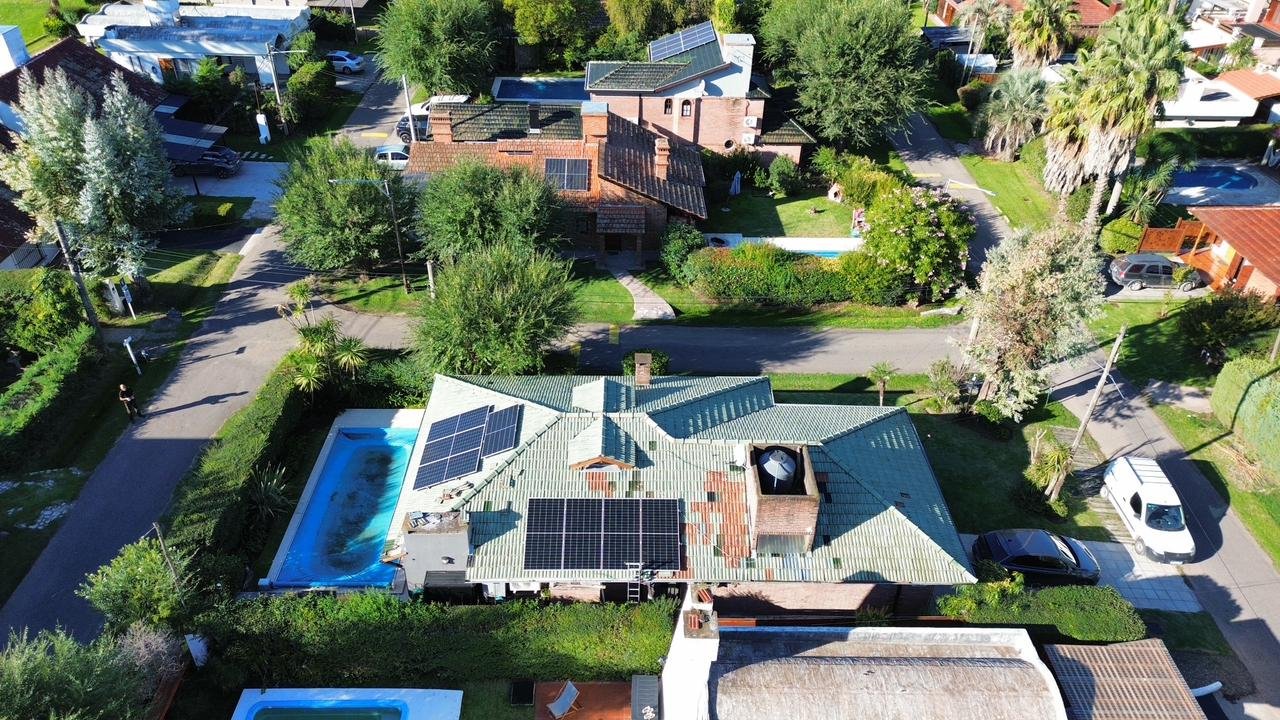 Vista aérea de la residencia con módulos sobre teja