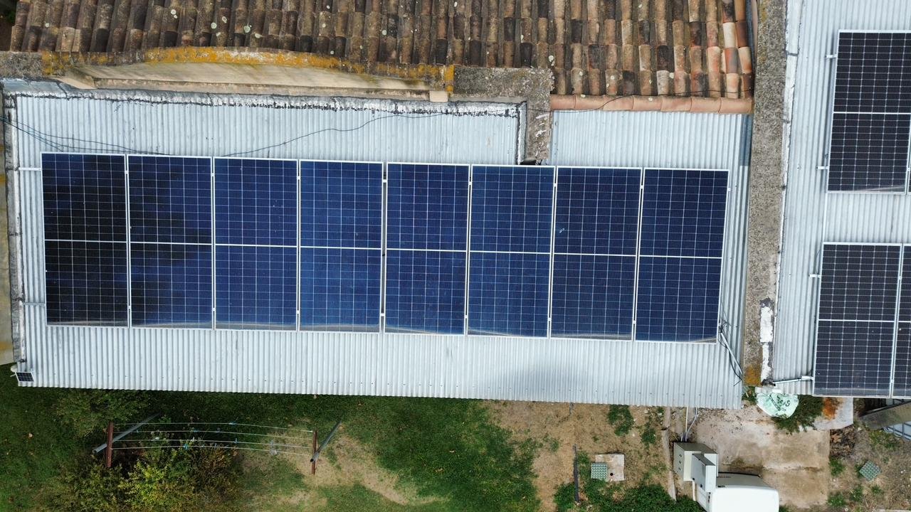 Vista aérea de la residencia con extenso arreglo coplanar