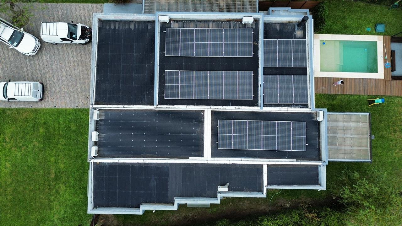 Vista aérea de la residencia con módulos coplanares