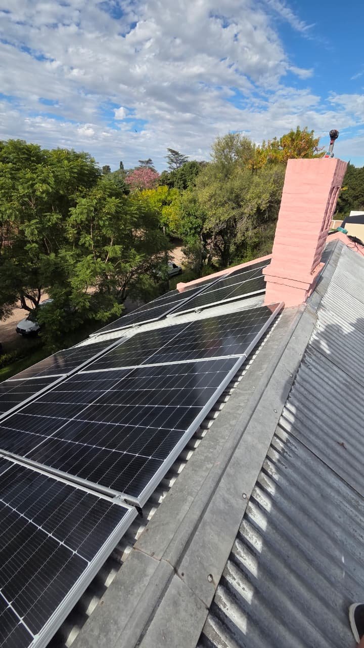 Vista aérea de la residencia con módulos coplanares