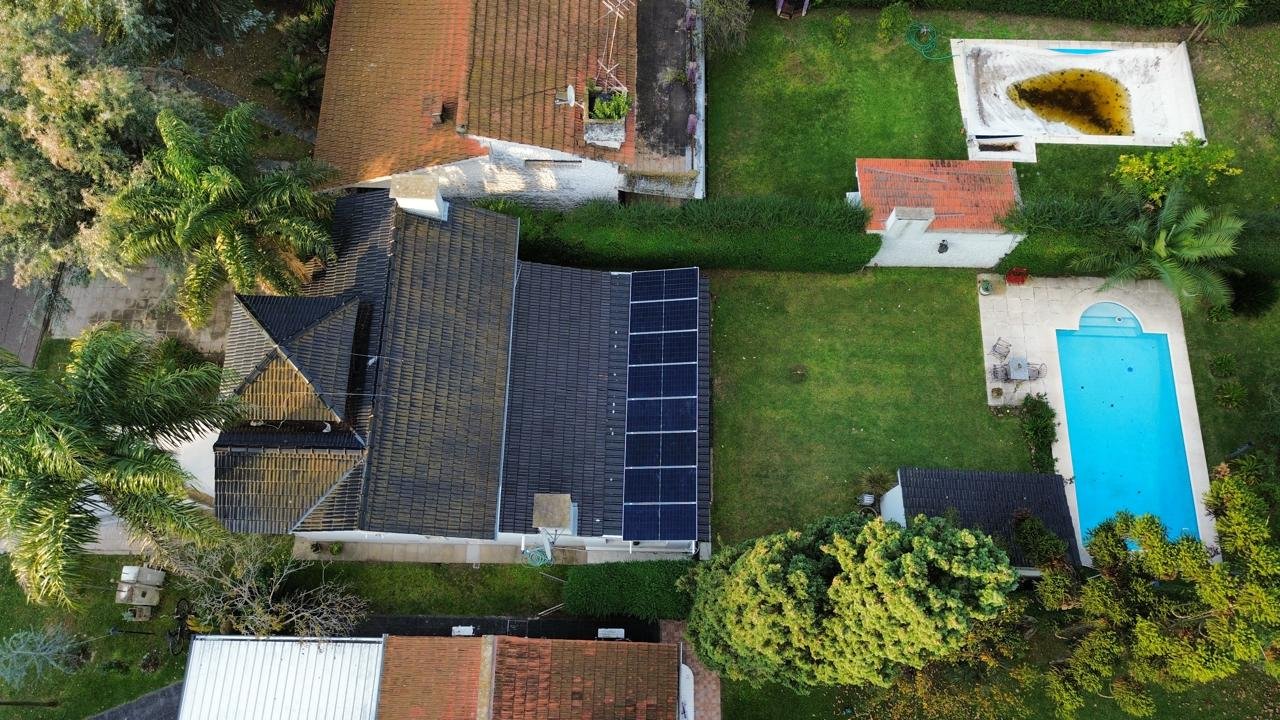 Vista aérea de la residencia con módulos bifaciales en tilt
