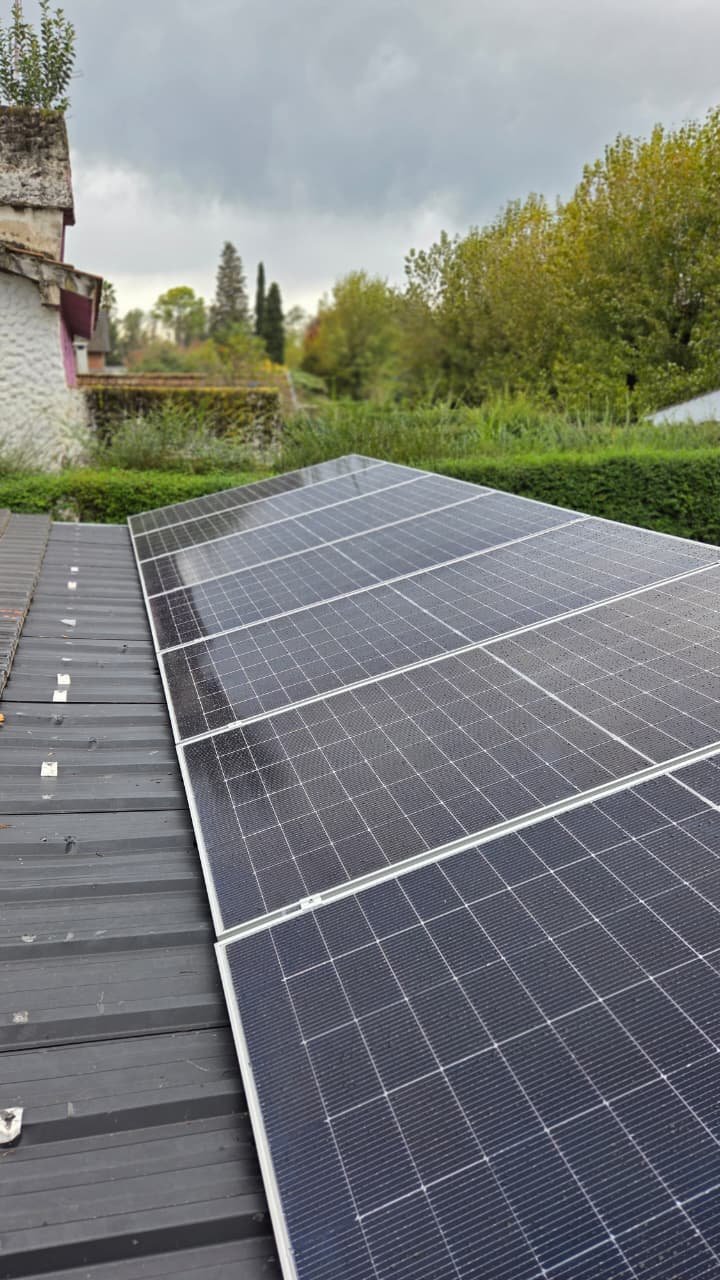 Módulos JA Solar 620 Wp bifaciales sobre estructura Chiko Tilt