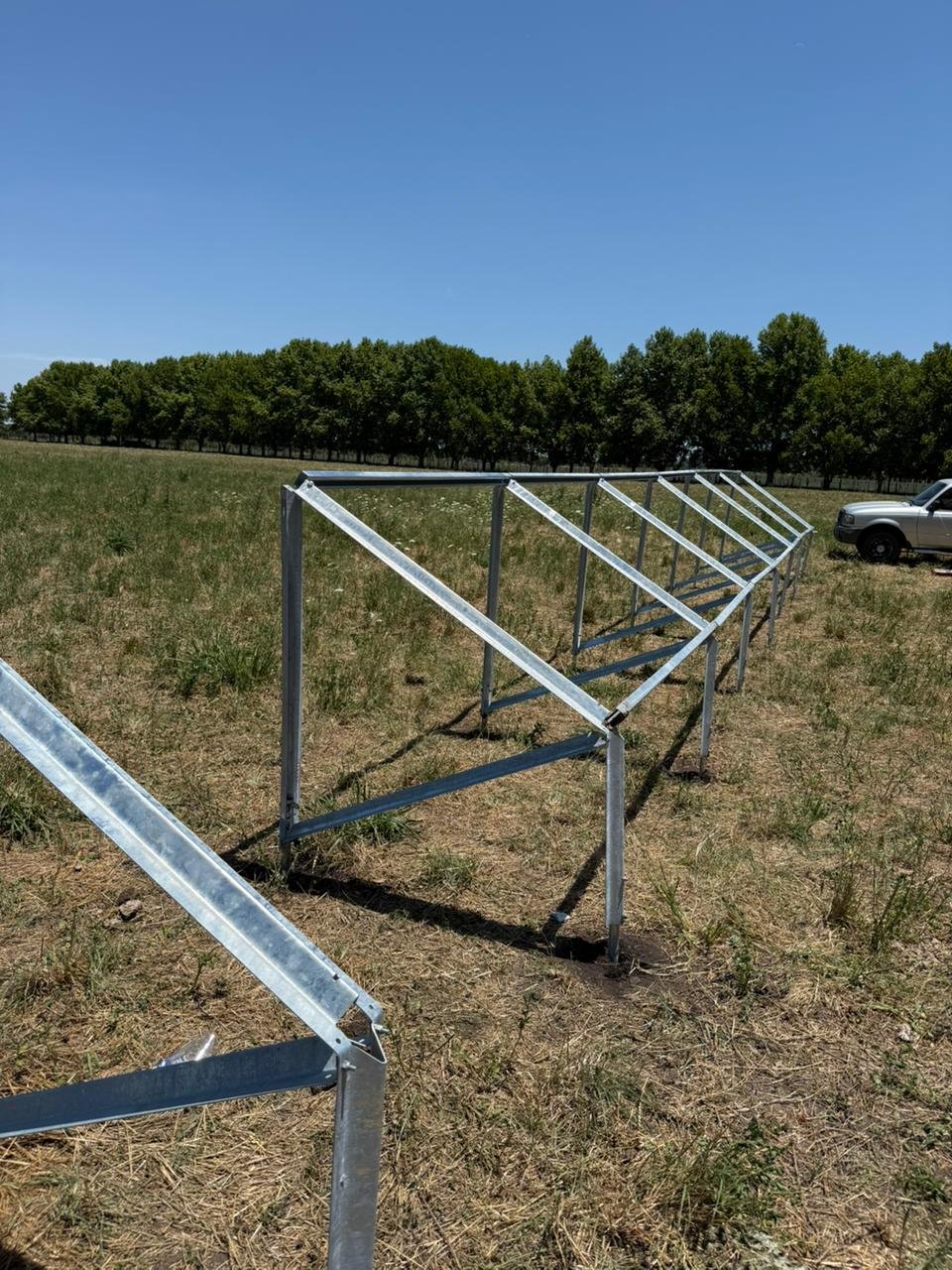 Estructura ground-mount Tonka Solar en el campo