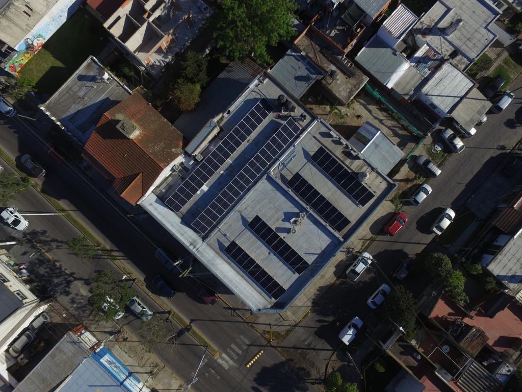 Vista aérea del techo comercial con módulos sobre estructura triangular