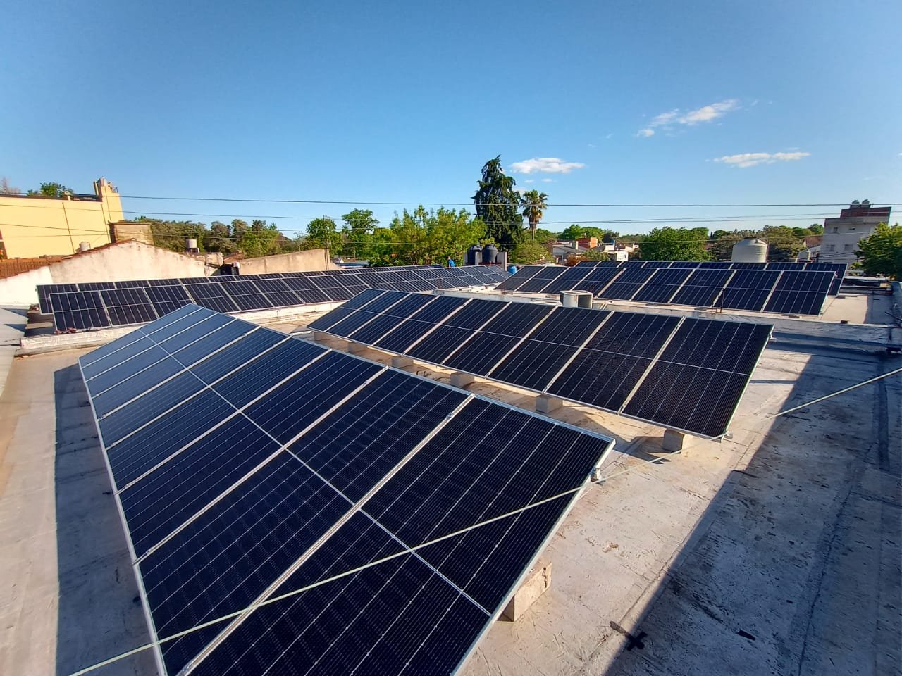 Módulos Jinko Solar 480 Wp sobre estructuras triangulares Chiko