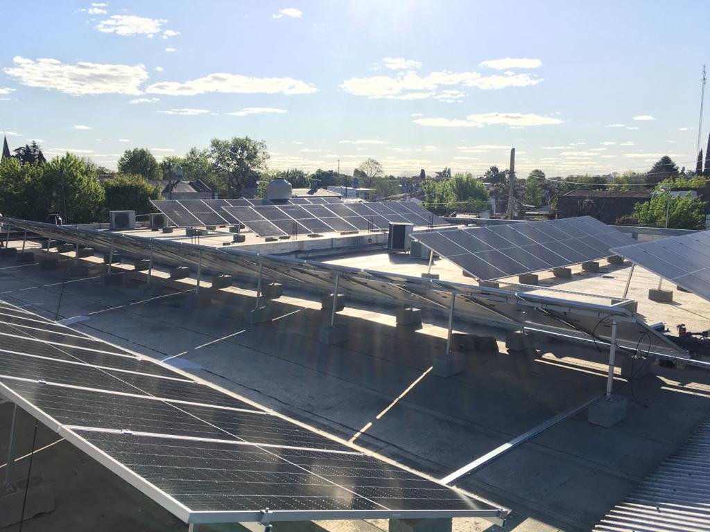 Estructuras triangulares Chiko Solar sobre la cubierta