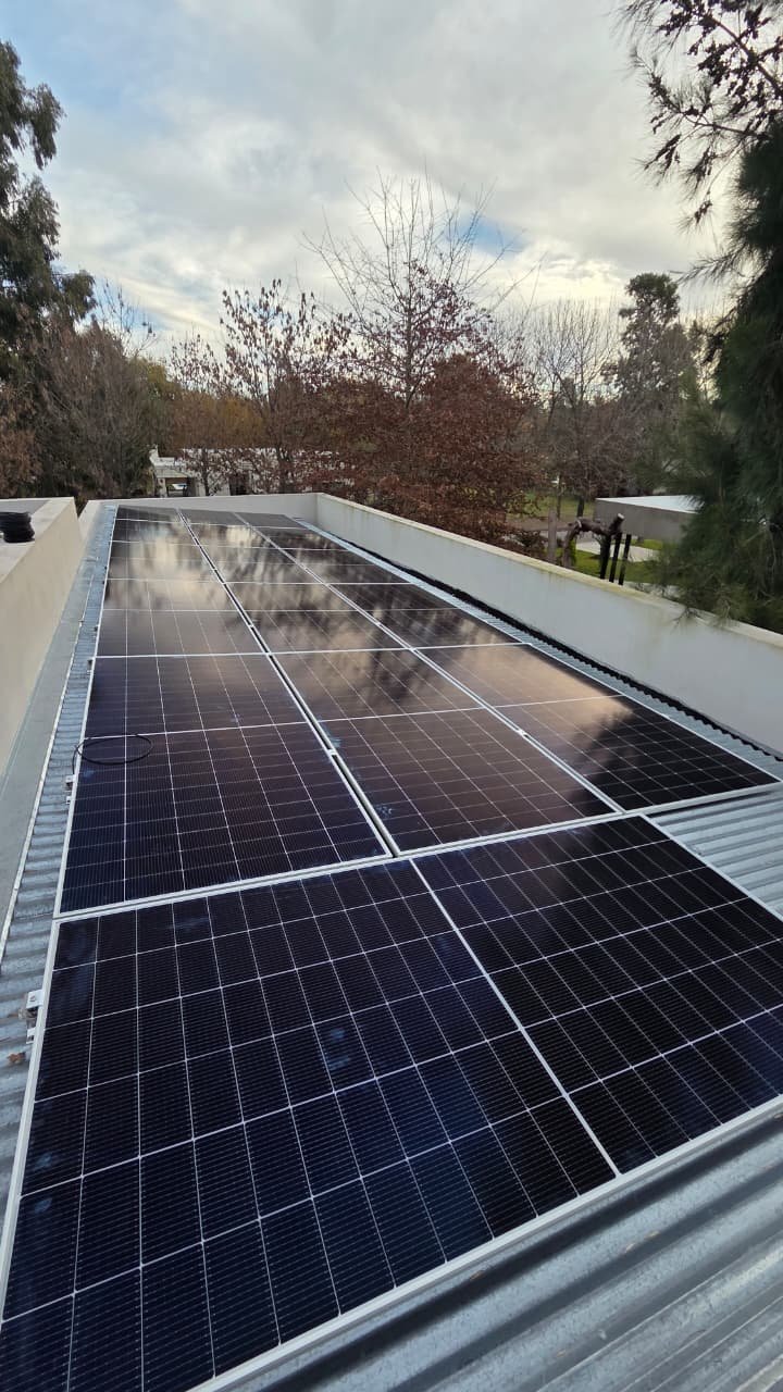 Vista aérea de la vivienda con arreglo fotovoltaico coplanar
