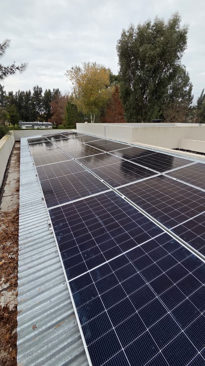 16 módulos GCL Solar sobre estructura coplanar S-5