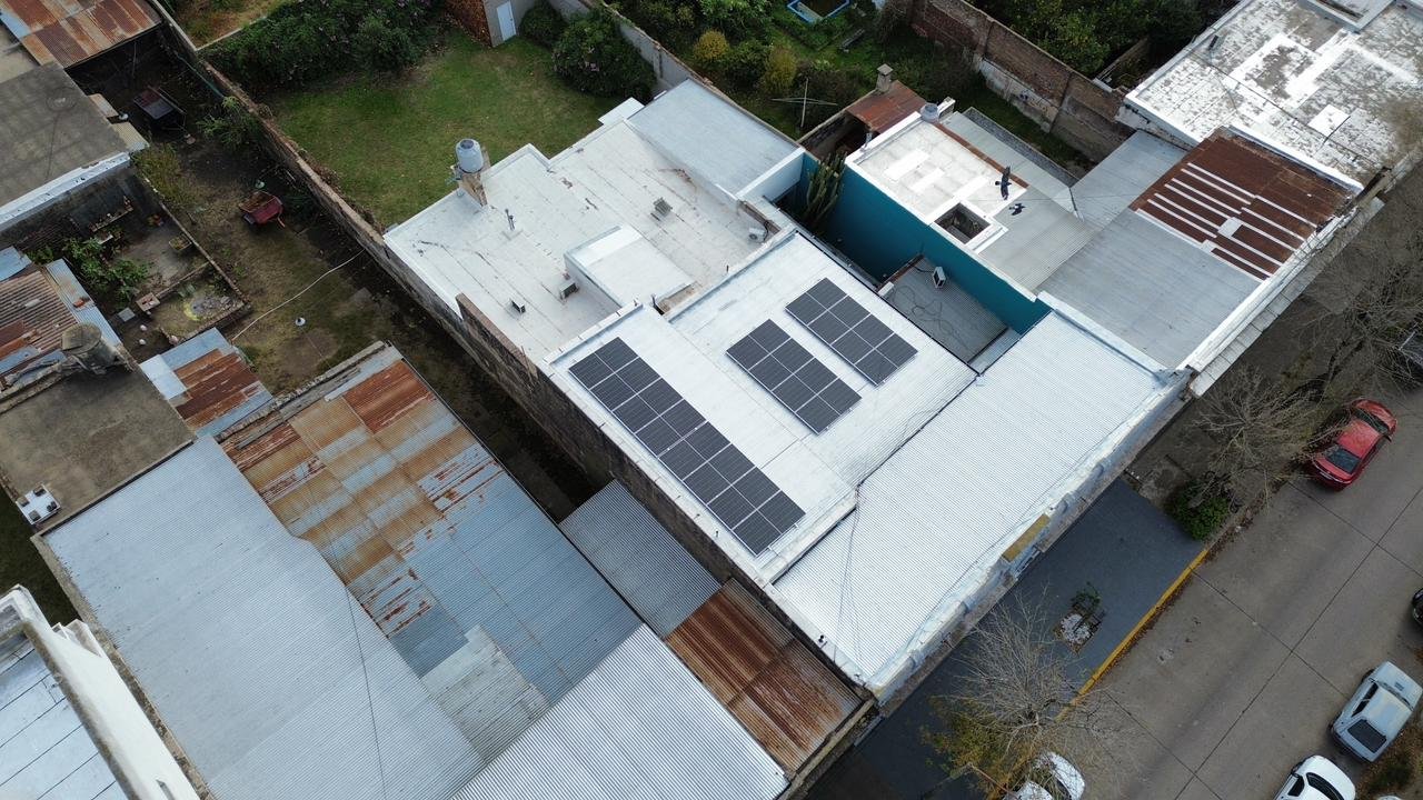 Vista aérea del edificio comercial con arreglo coplanar