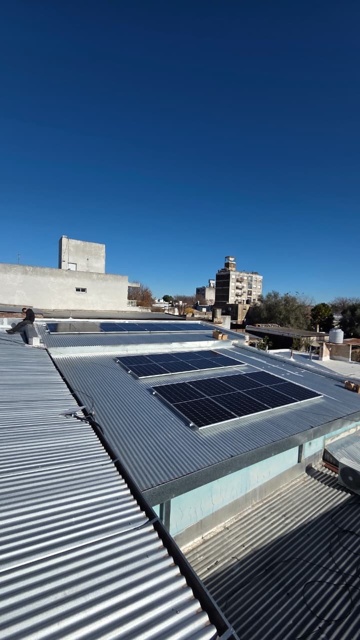 16 módulos Amerisolar 580 Wp sobre estructura Chiko Coplanar 2.4