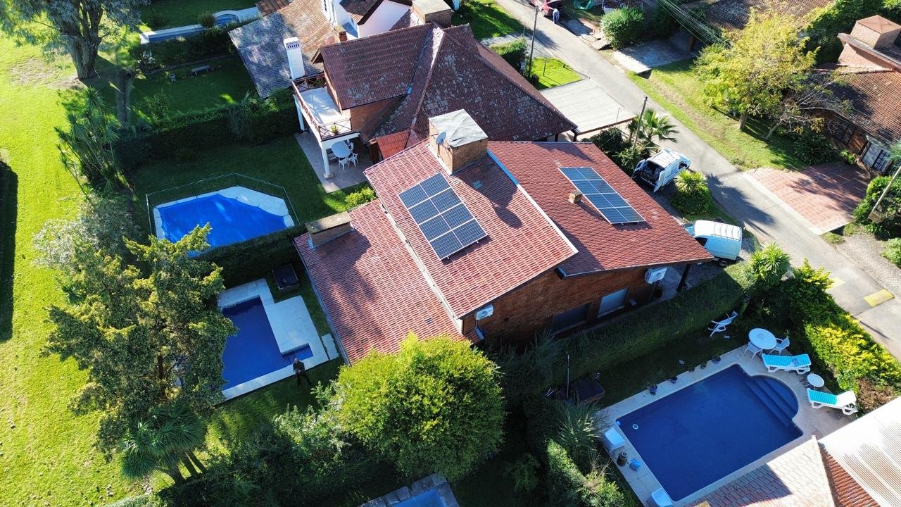 Vista aérea de la vivienda con arreglo sobre techo de tejas