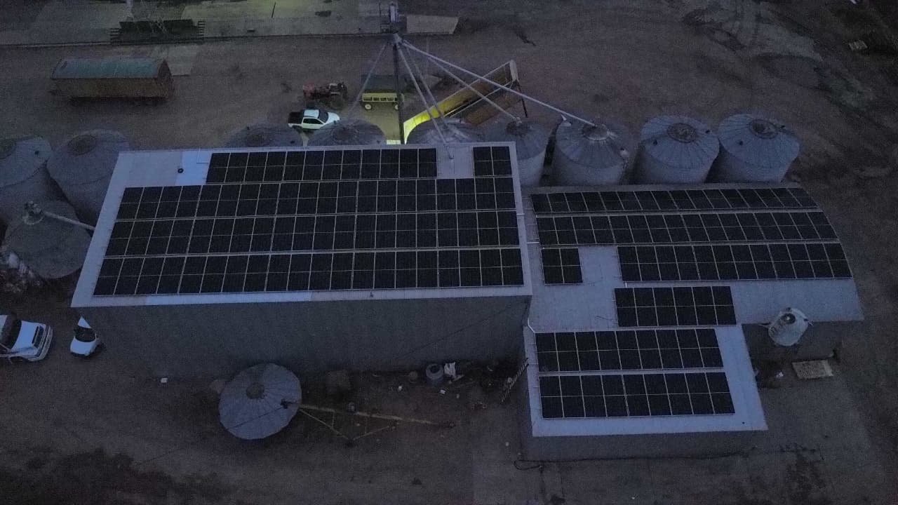 Vista aérea del parque solar coplanar sobre el establecimiento agrícola