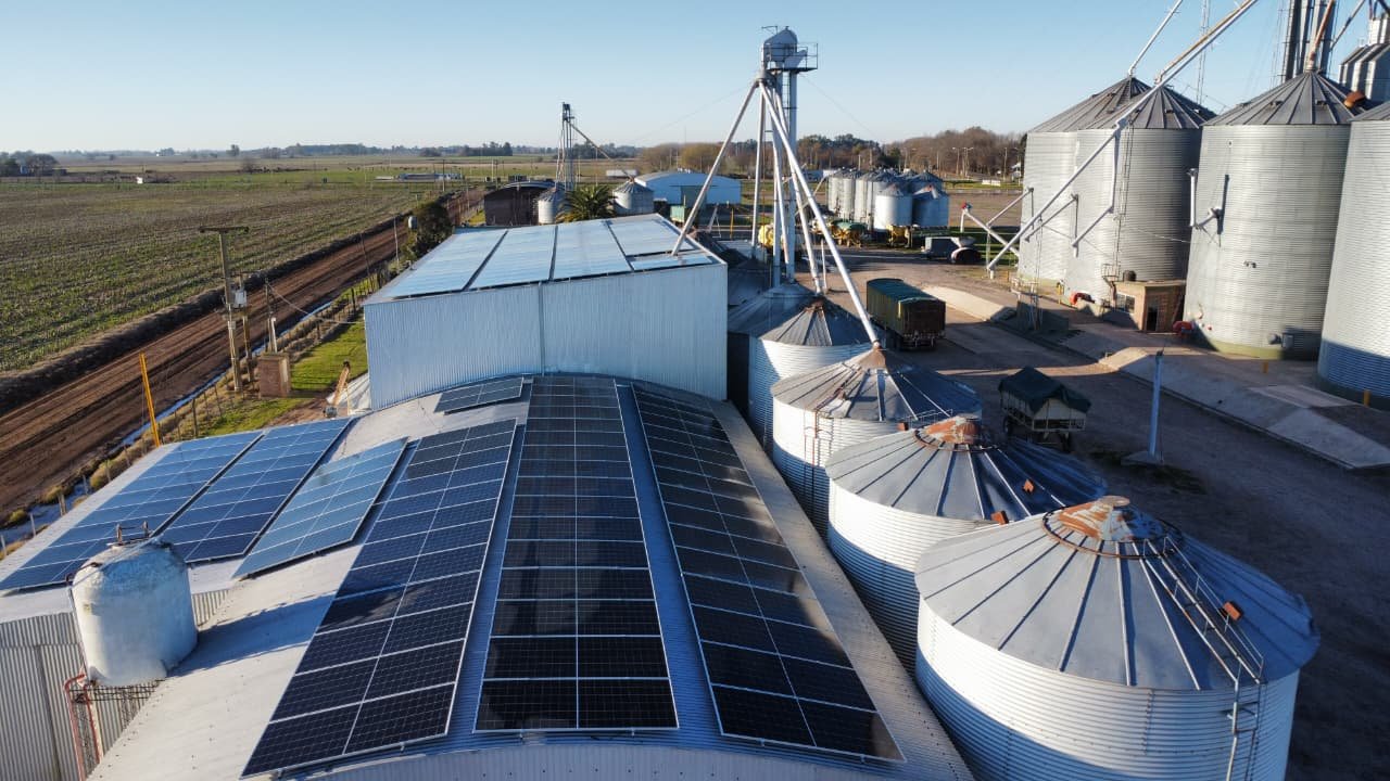 Kit coplanar Chiko Solar sobre la cubierta industrial