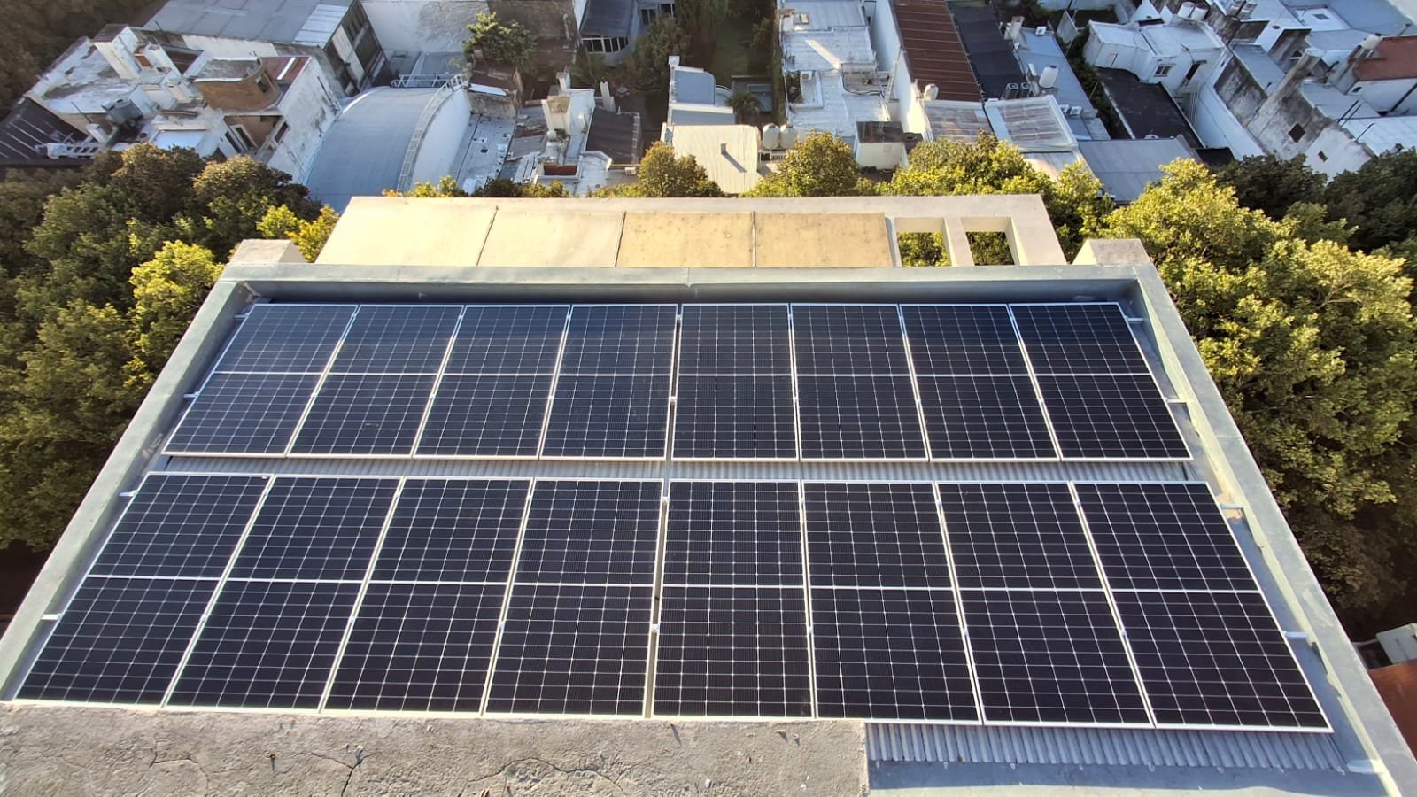 Vista aérea de la instalación residencial sobre cubierta