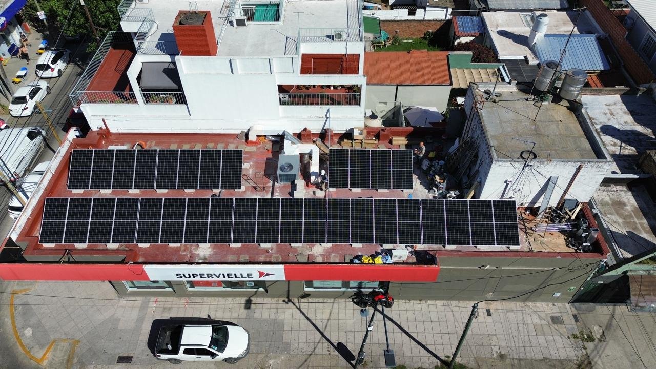 Vista aérea del arreglo comercial con estructura triangular lastrada