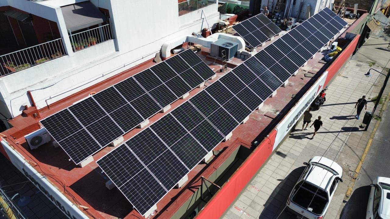 36 módulos Jinko Solar 550 Wp sobre cubierta