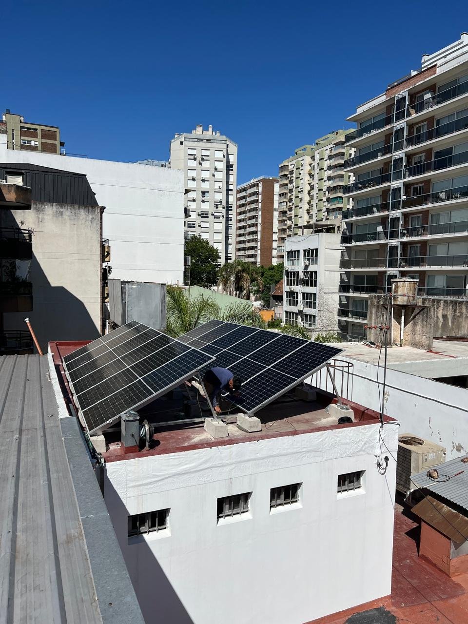 Vista aérea del arreglo comercial con estructura triangular lastrada