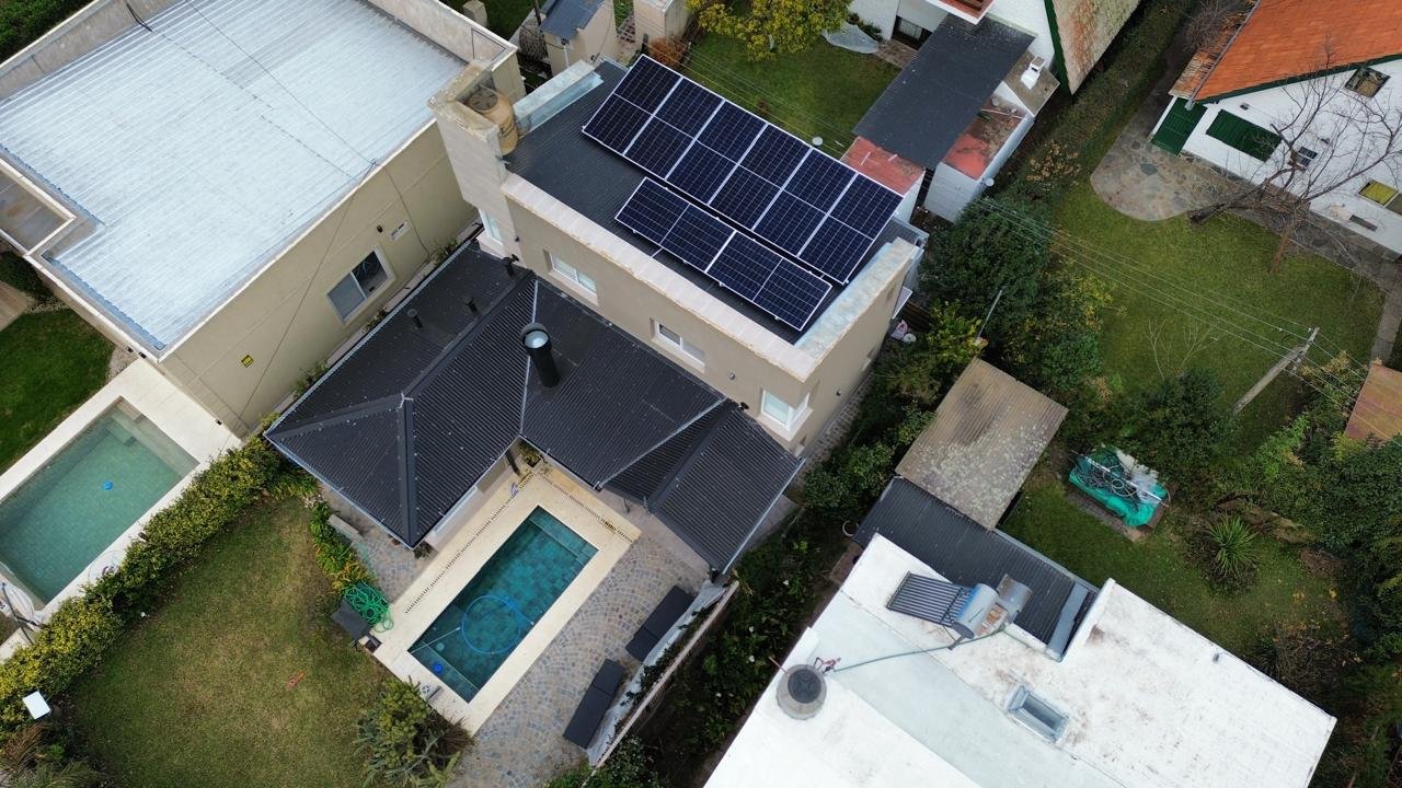 8 módulos Amerisolar 550 Wp sobre estructura para teja