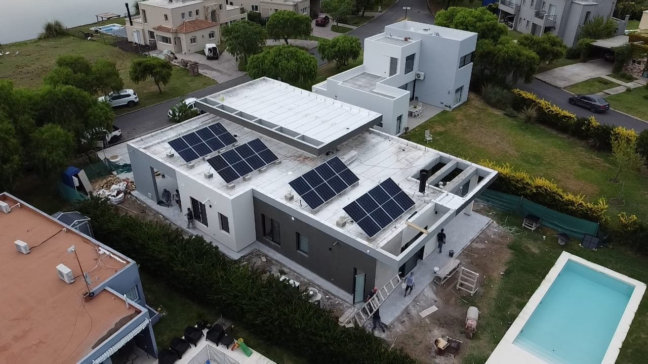 Vista aérea de la vivienda con estructura triangular lastrada