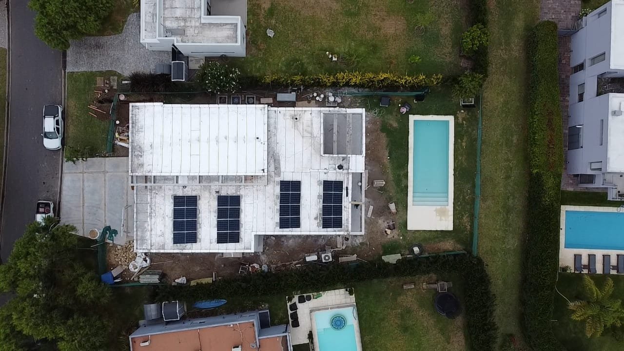 16 módulos Jinko Solar 550 Wp sobre cubierta
