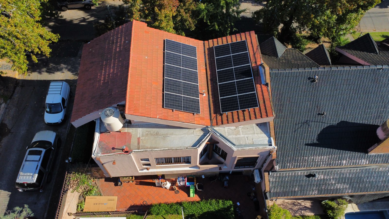 Vista aérea de la vivienda con módulos sobre teja