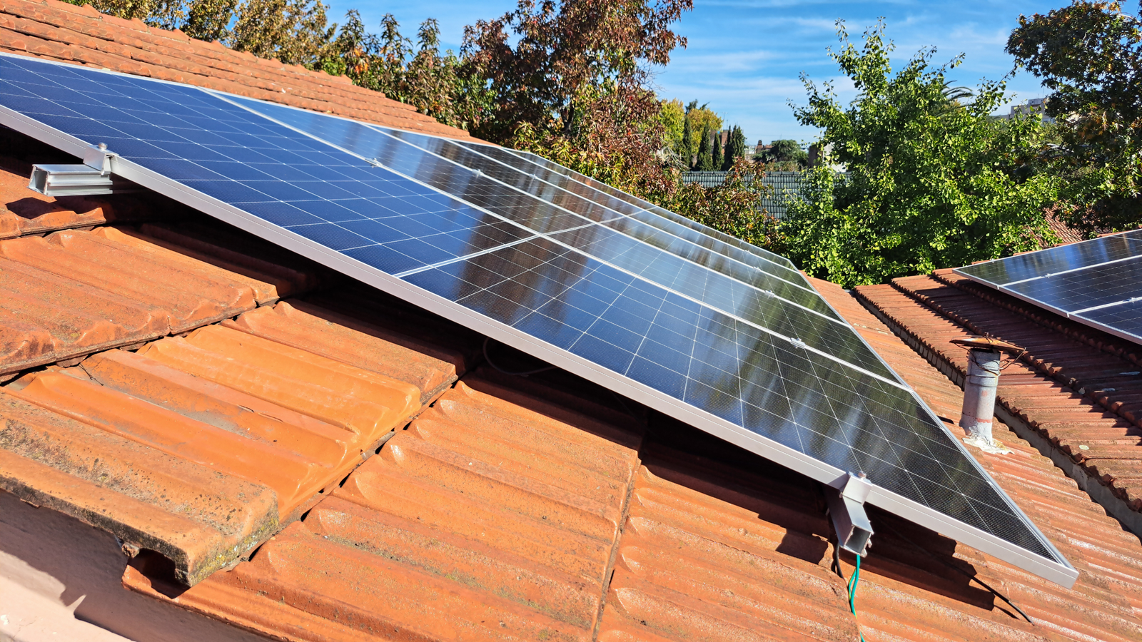 10 módulos JA Solar 620 Wp sobre estructura para teja