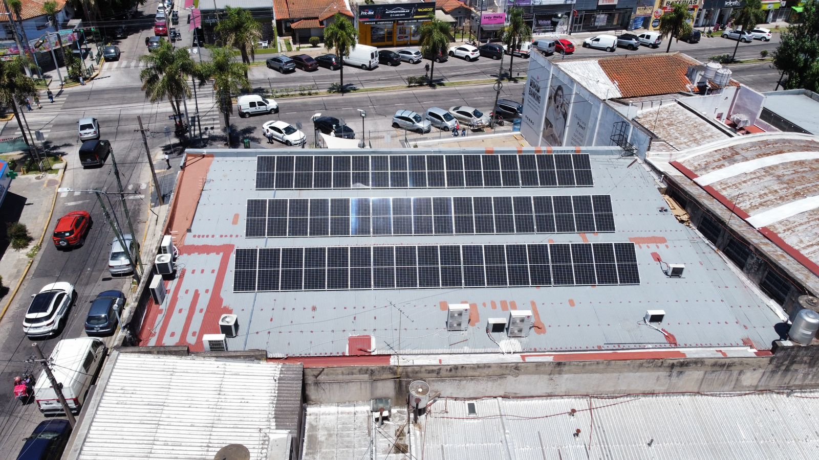 Vista aérea del arreglo comercial sobre cubierta de chapa
