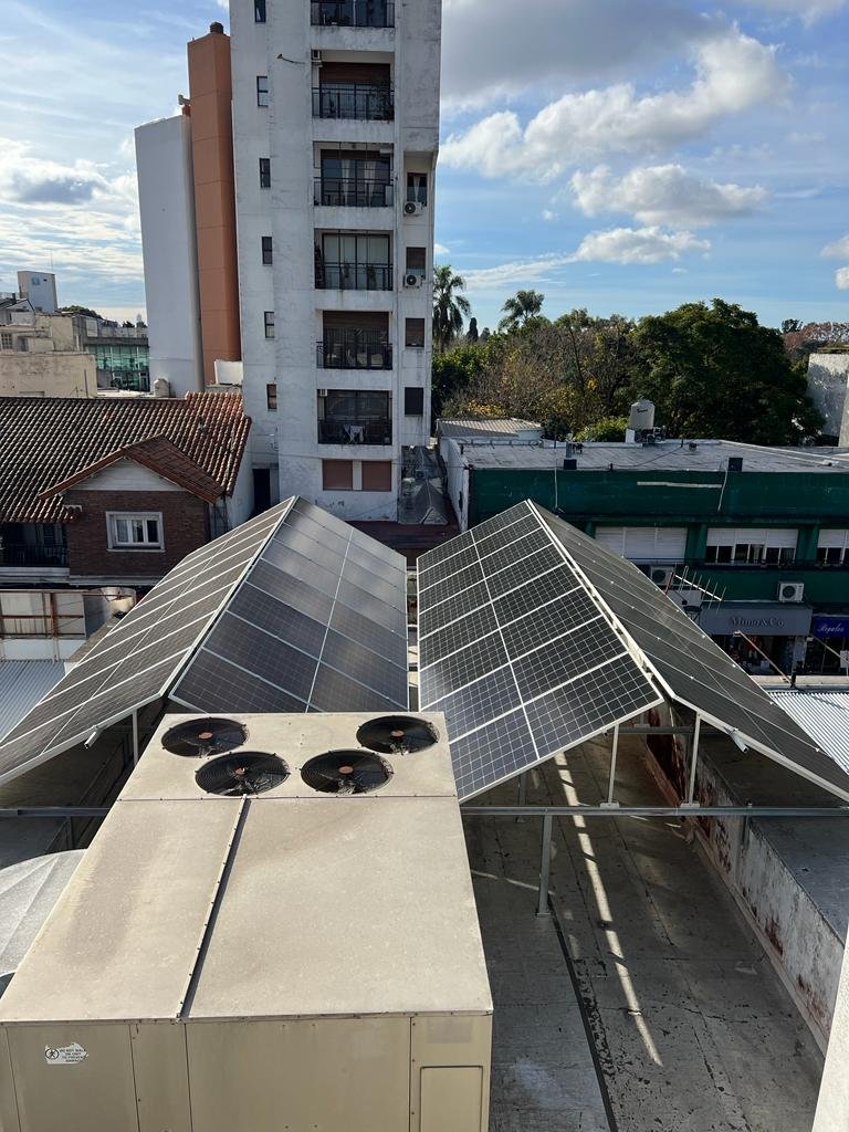Módulos Jinko Solar 550 Wp con orientación este-oeste