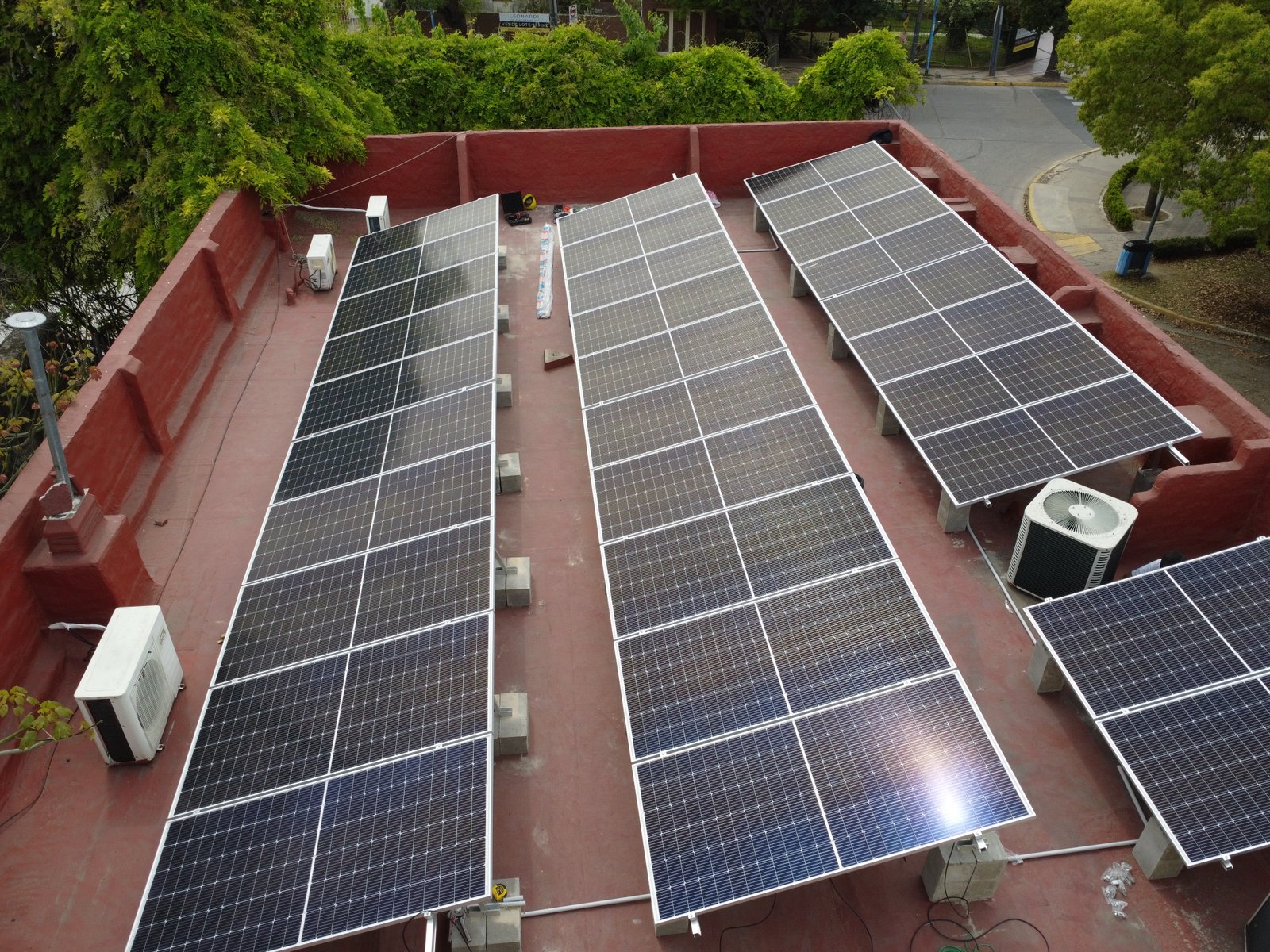 Módulos Jinko Solar 450 Wp sobre estructura de triángulo